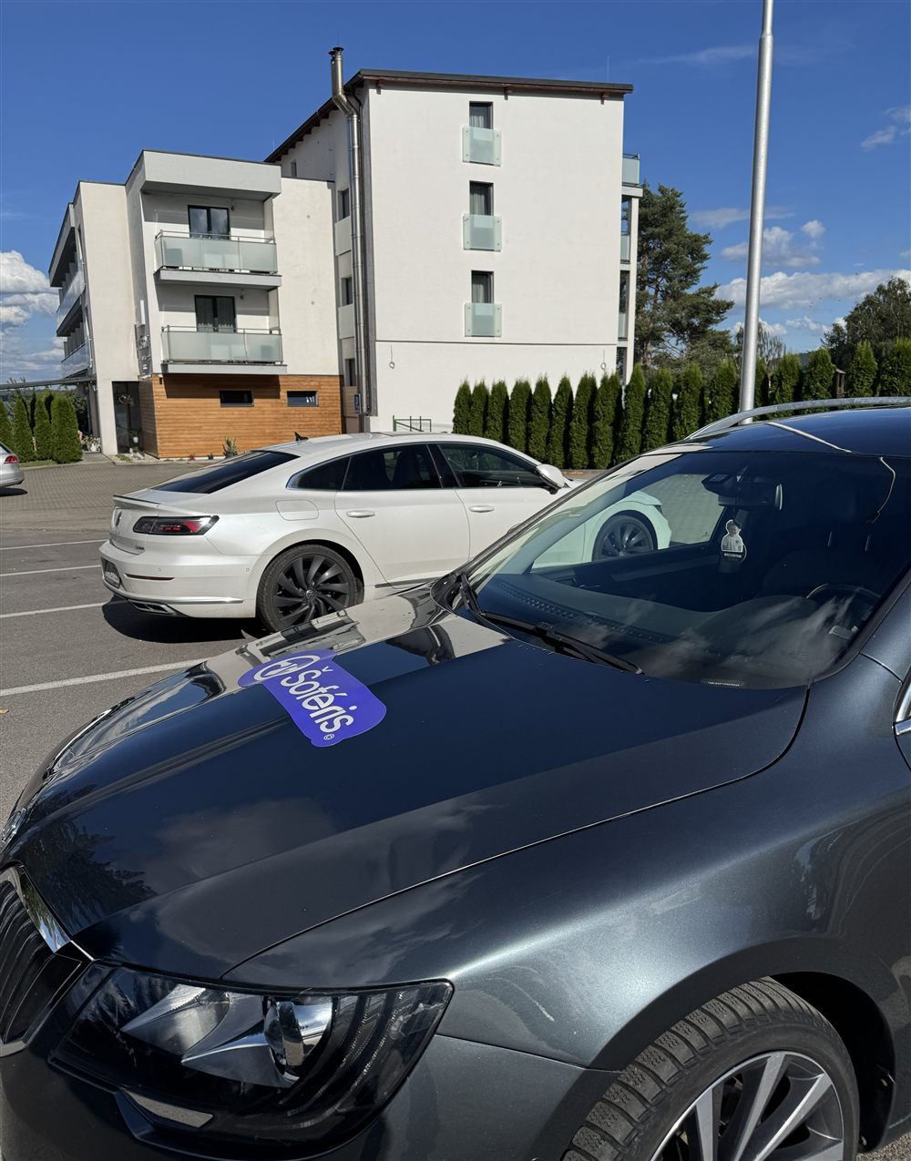 Osobné vozidlo Šoféris s logom na kapote